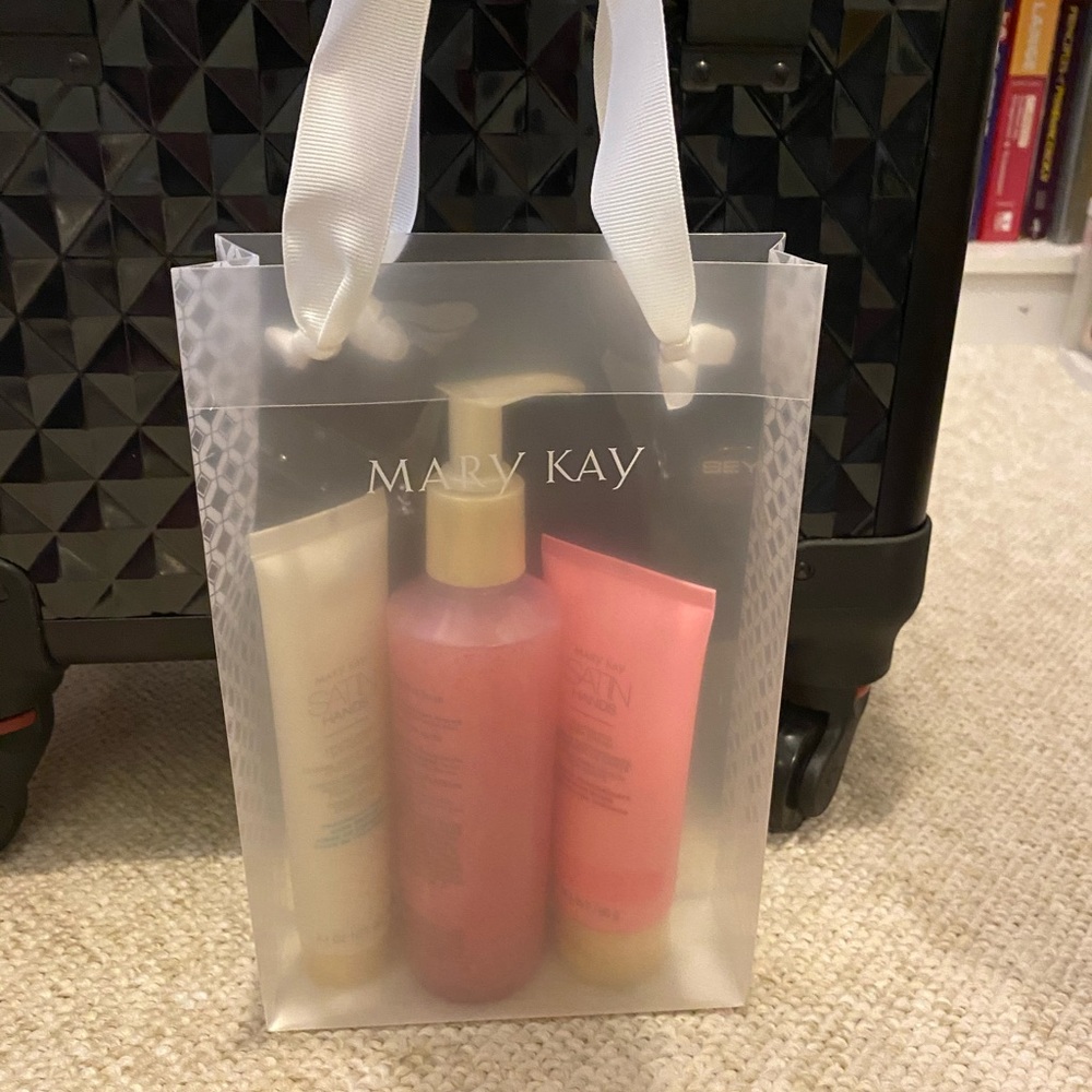 Mary Kay Satin Hands Set in Blissful Pomegranate
